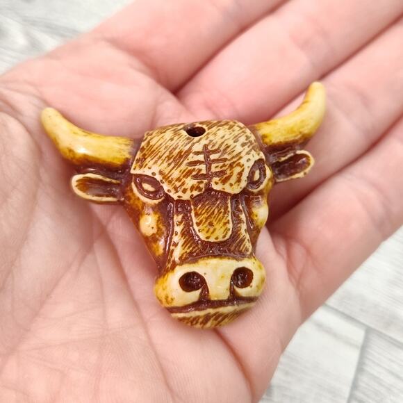 Bull Horns Decorative Pendant Figure 2" Wide - Picture 1 of 10